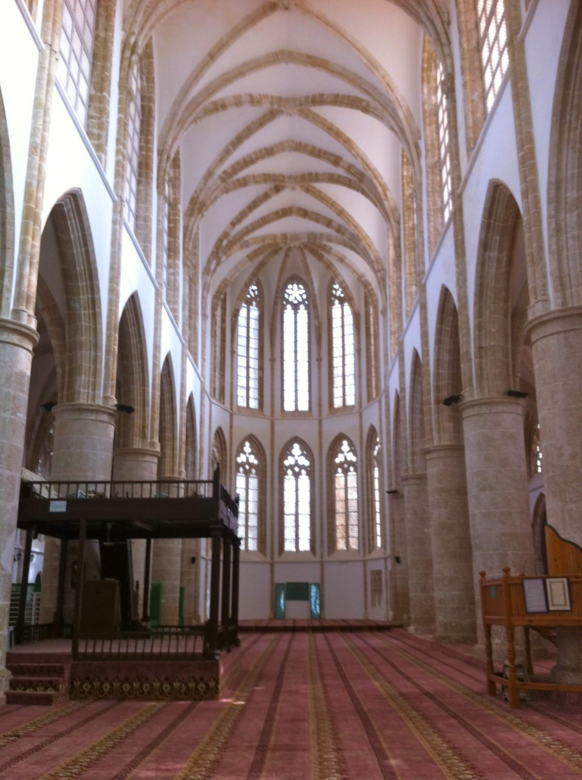 Cbipre: interior de una iglesia de Famagusta.
