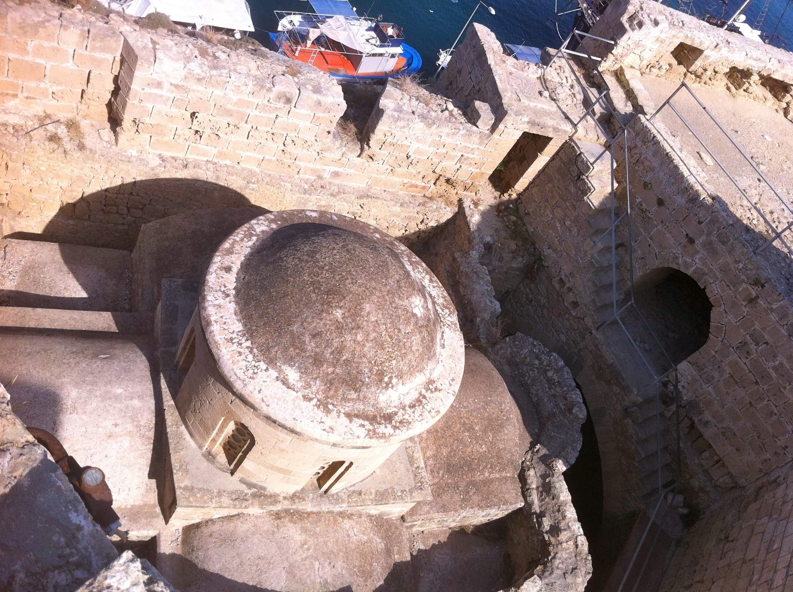 Viajar a Chipre: en Kirenia se puede observar la iglesia que fue origen del Castillo.