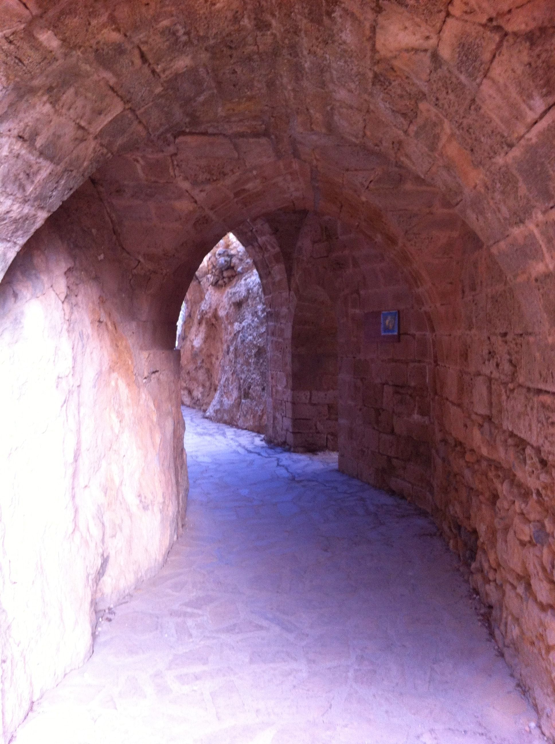 Uno de los pasadizos que conecta las diferentes areas del Castillo de San Hilarión
