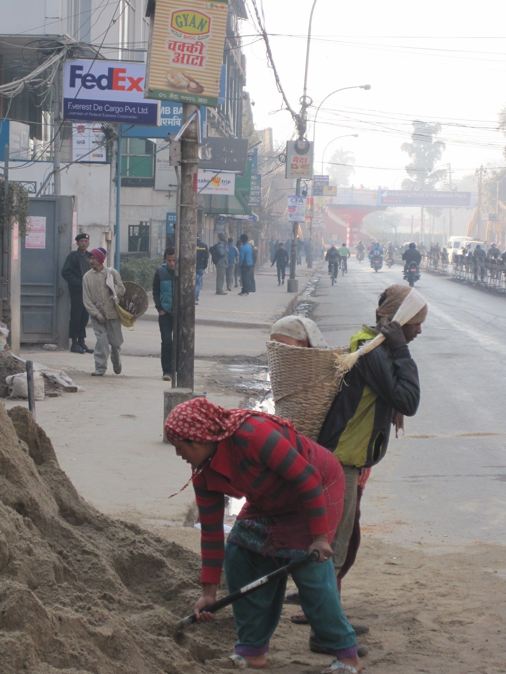 Mujeres trabajando por las calles de Nepal.